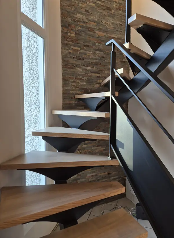 Escalier tournant acier et bois dans une maison dans les Vosges 88