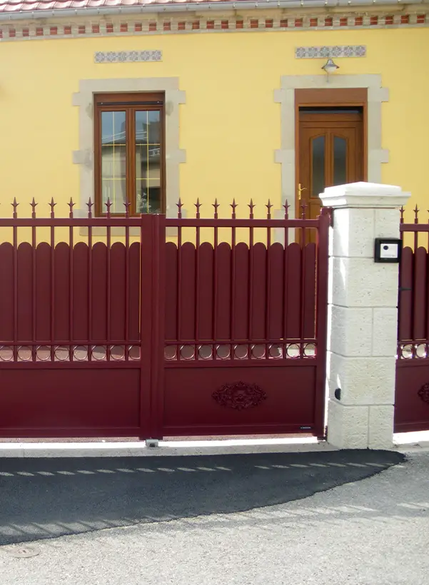 Portail métal devant une une maison dans les Vosges 88