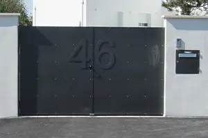 Portail métal sur mesure pour une entrée de maison
