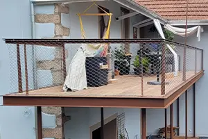 Terrasse surélevée en métal dans un jardin